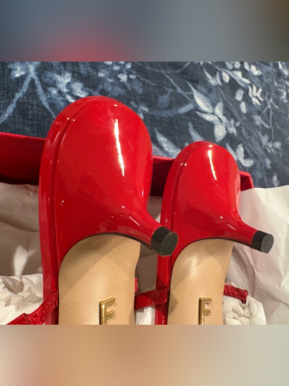 FERRAGAMO
Women's Abili 40 Mini Bow Sandals. Red . Size 6C - Picture 11 of 11